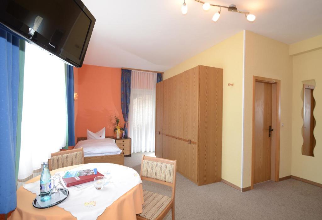 Gasthof Zur Post Hotel Und Parkplatz Vohenstrauss Rum bild